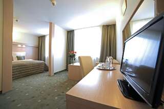 Отель Hotel Cieplice Еленя-Гура Двухместный номер «Комфорт» с 1 кроватью или 2 отдельными кроватями-7